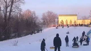 Ребёнок получил серьёзные травмы на горке в Павлодаре. Акимат её засыпал, но жители недовольны