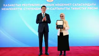 Родным Бауыржана Момышулы вручили знак особого отличия