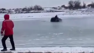 Инспекторы на квадроцикле провалились под лёд на реке Урал: видео