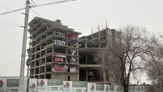 Надпись Mellstroy: в Алматы сносят долгострой