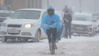 На работу по сугробам: Астану замело снегом