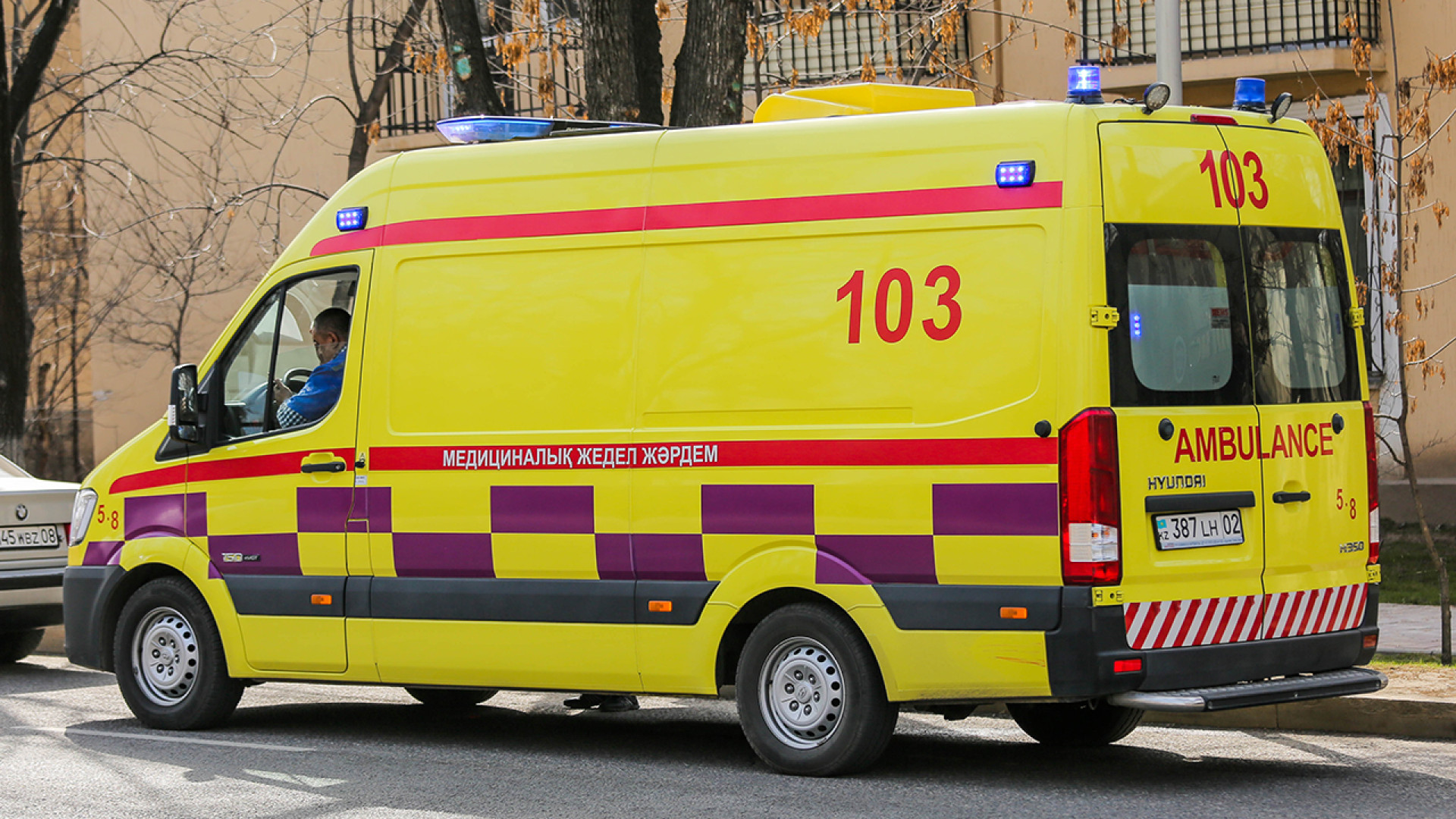 Это не их работа? Алматинка пожаловалась на отказ бригады скорой нести пациента