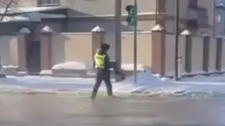 Затопило улицу — но не совесть: поступок полицейского из Павлодара оценили в Казнете
