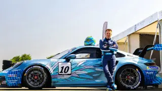 Казахстанский автогонщик отправился на престижный 24-часовой турнир в Дубае