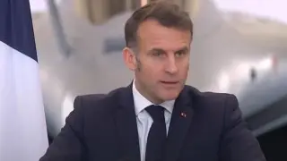 Макрон появился на публике с залитым кровью глазом и вызвал недоумение у французов