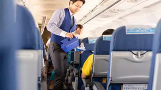 Стюардессы предупреждали не зря: ученые оценили качество воды в самолетах