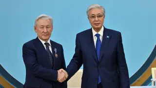 Токаев вручил госнаграды группе казахстанцев