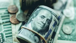 Доллар упал в цене на торгах в Казахстане