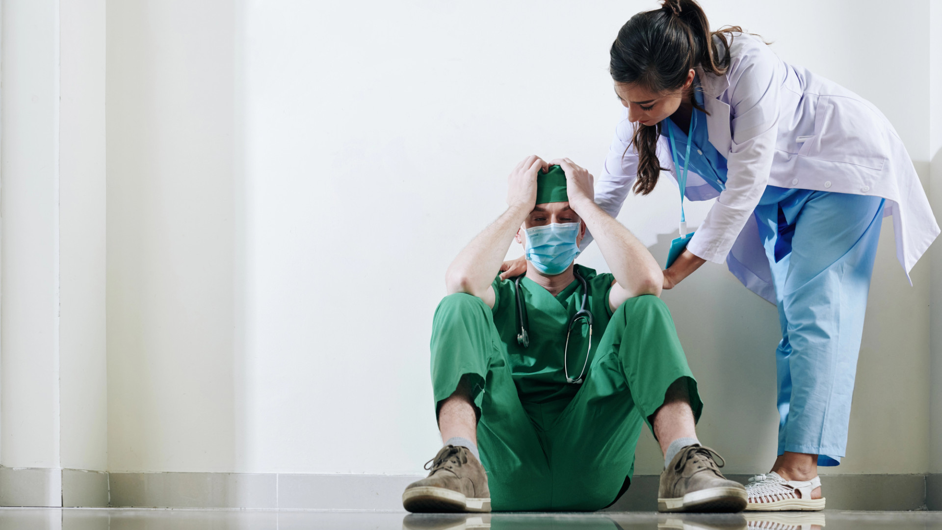 Медсестра успокаивает врача