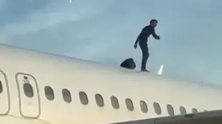 “Новый экономкласс“: видео с бегающим по самолету пассажиром обсуждают в сети