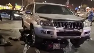 Авария в центре Алматы: джип проехал на красный, сбил курьера и раздавил мопед