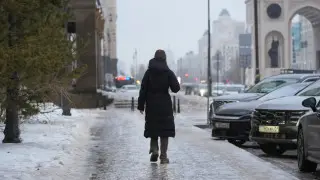 Депутат предложил не убирать весь снег и лёд с тротуаров в Астане