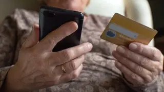 Акмолинская пенсионерка перевела более 10 миллионов тенге, поверив рекламе инвестпроекта