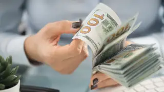 Купил доллары — объясни зачем: кого коснутся требования Нацбанка