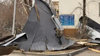 Сорванные крыши и поваленные деревья: акимат Конаева обратился к жителям