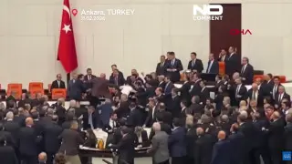 Массовая драка вспыхнула в парламенте Турции