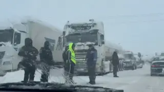 Беременная дальнобойщица попала в снежный занос на трассе в Жамбылской области