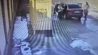 В Таразе неизвестные мужчины пытались увезти 13-летнюю девочку. Момент попал на видео