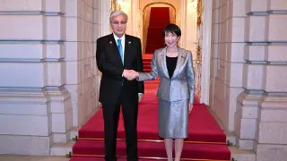 Токаев поздравил “железную леди“ с переизбранием на пост премьера Японии