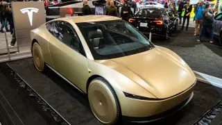 Tesla выпустила первое роботакси без педалей и руля