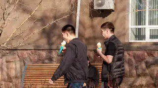 В футболках и с мороженым: алматинцы встречают +23 в феврале