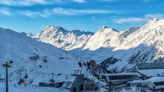 Снежная лавина накрыла туриста в горах Алматы