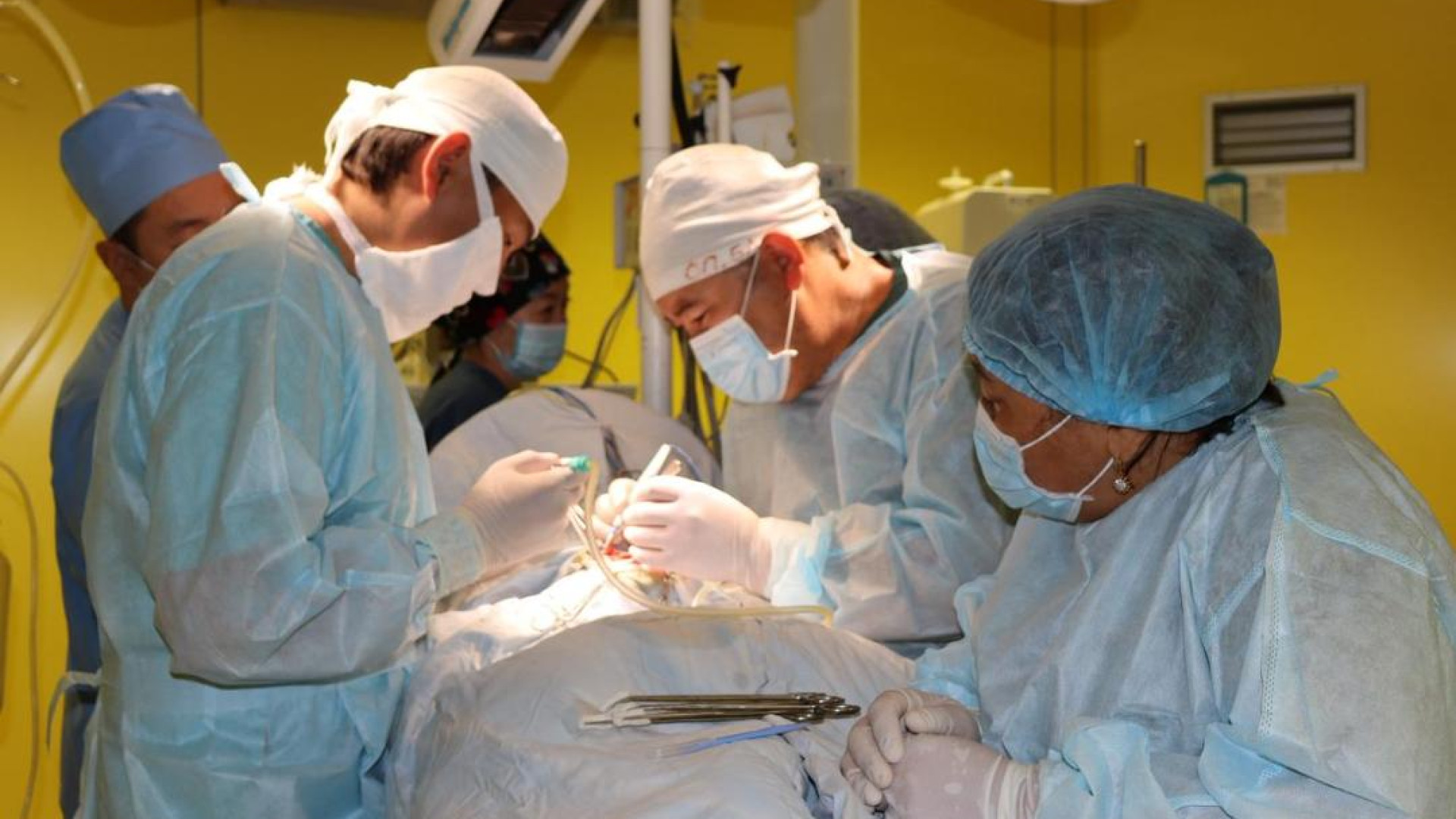 Врачи провели уникальную операцию 17-летней девочке в Алматы