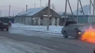 Пламя и буксир: необычное спасение автомобиля сняли на видео в Петропавловске