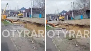 Дорога провалилась над коллектором 1968 года на улице в Шымкенте