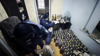 Казахстанец варил самогон и выдавал его за элитный алкоголь: видео