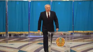 Нурсултан Назарбаев проголосовал на референдуме