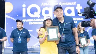 “Мама одна растит троих“. Предприниматель исполнил мечту девочки из аула