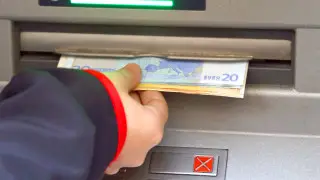 Названы направления, где туристам стоит платить картой, а где без наличных не обойтись