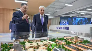 Суперкомпьютер и центр робототехники: Токаев ознакомился с научными проектами КазНУ в Алматы