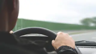 Таксист обещал водительские права и выманивал деньги у пассажиров в СКО