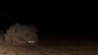 Автомобиль казахстанцев застрял в грязи — на помощь пришли спасатели: видео