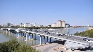 Ливень в Атырау:  молодых людей ударило током на мосту, в микрорайонах отключился свет