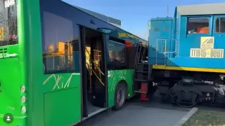 Поезд столкнулся с автобусом в Алматинской области: водителя привлекли к ответственности