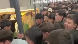 Давка в магазине Тараза: опасный момент с ребёнком попал на видео