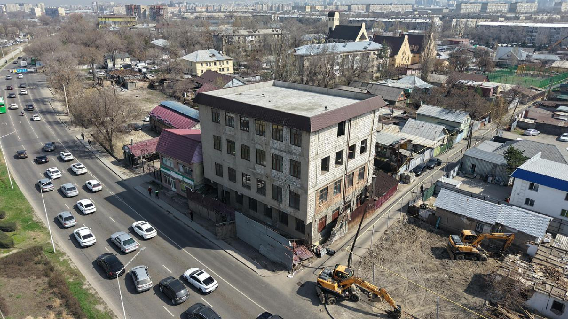 Четырёхэтажное здание сносят в Алматы