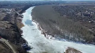 Вода переливается через плотину на севере Казахстана, пик паводка ещё впереди