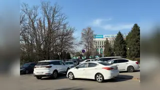 Хаотичную парковку возле акимата заснял алматинец - как отреагировали в полиции