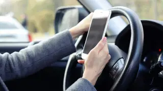 Как пользоваться телефоном за рулём, чтобы не получить штраф - разъяснение полиции