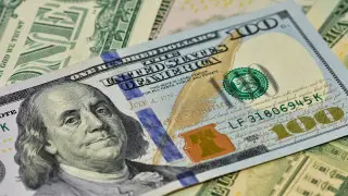 Курс доллара упал на торгах до уровня июня 2024 года