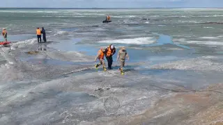 Лодку рыбаков зажало между льдинами в Павлодарской области