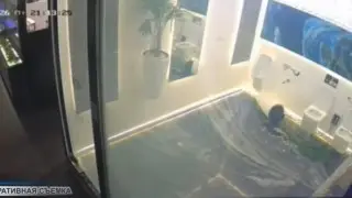 Мужчина повредил интерьер в новом общественном туалете в центре Шымкента