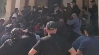 Столпотворение у миграционного ЦОНа в Алматы попало на видео