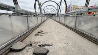 Пешеходный мост возле Парка первого президента начал “разваливаться“ в Алматы