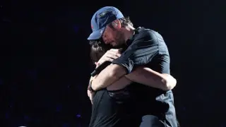 Поцелуи Энрике Иглесиаса с фанатками “проработают“ в Казахстане