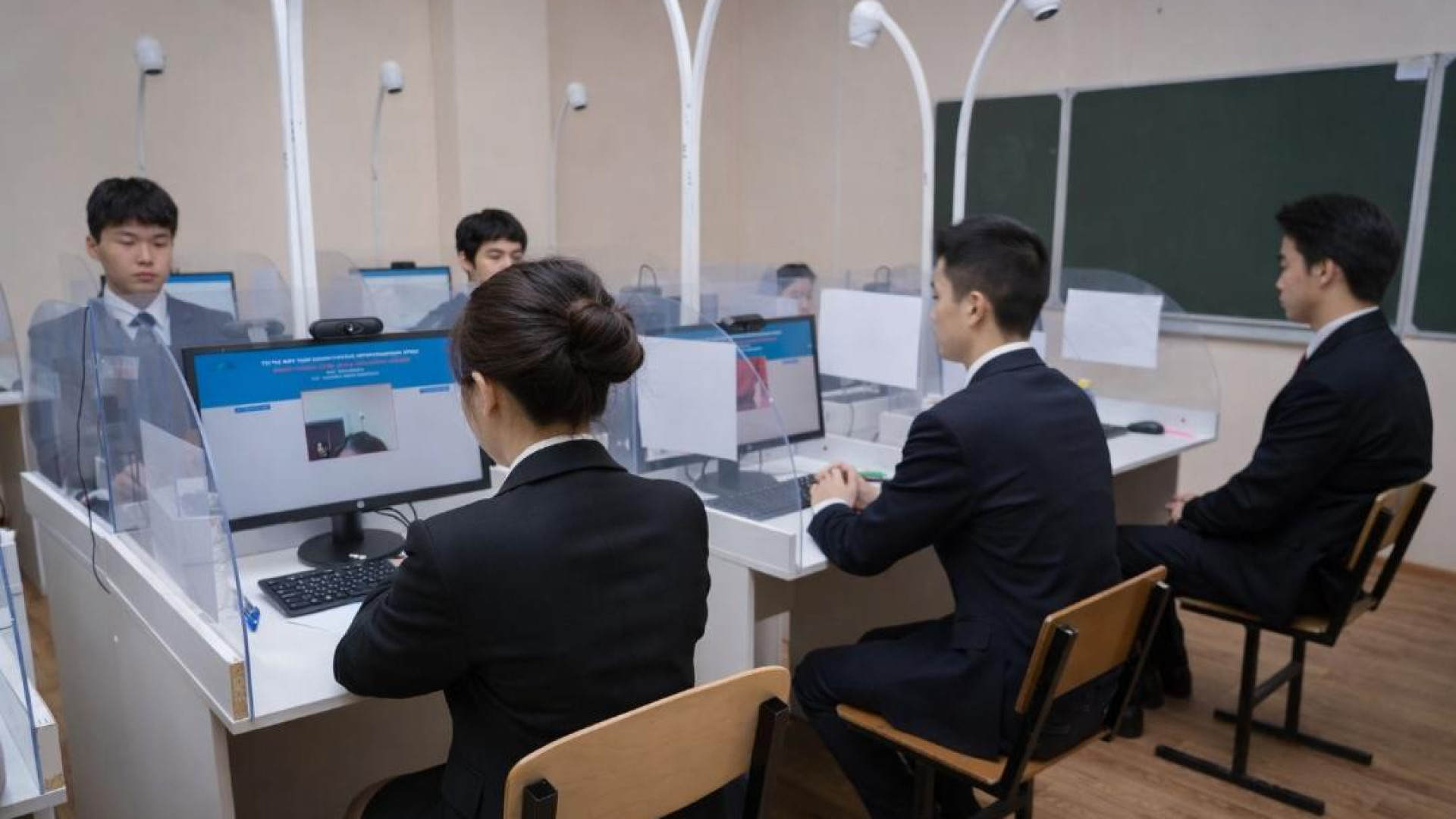 Сотни абитуриентов отстранили от мартовского ЕНТ-2026